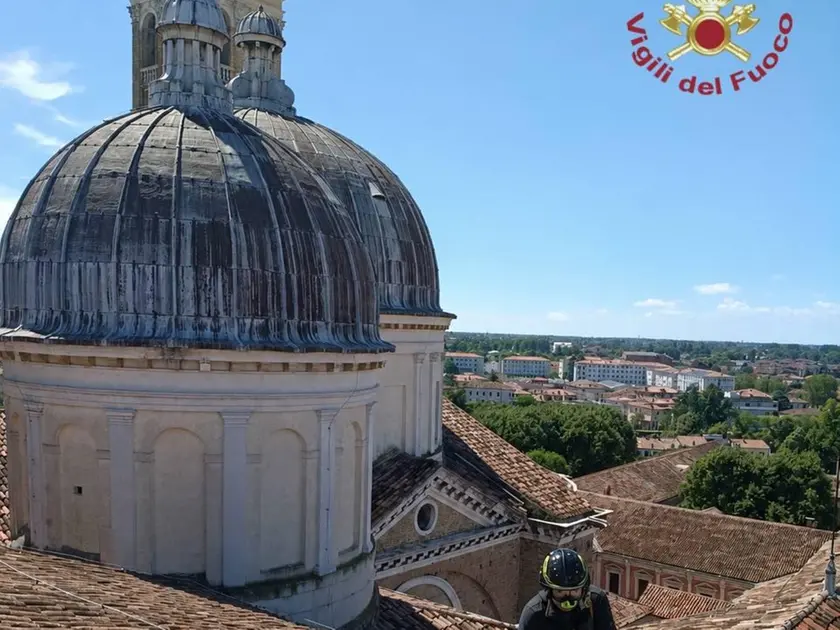 L'intervento sul tetto di Santa Giustina (foto vigili del fuoco)