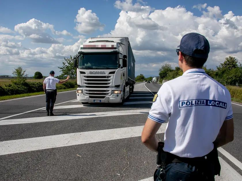 Fugge all'alt della polizia in camion (foto archivio)