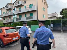 L'arrivo dei carabinieri nella casa del 90enne
