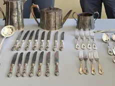 L'argenteria recuperata dalla polizia