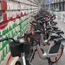 Fila di bici ridemovi all’imbocco di via Diego Valeri