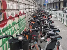 Fila di bici ridemovi all’imbocco di via Diego Valeri