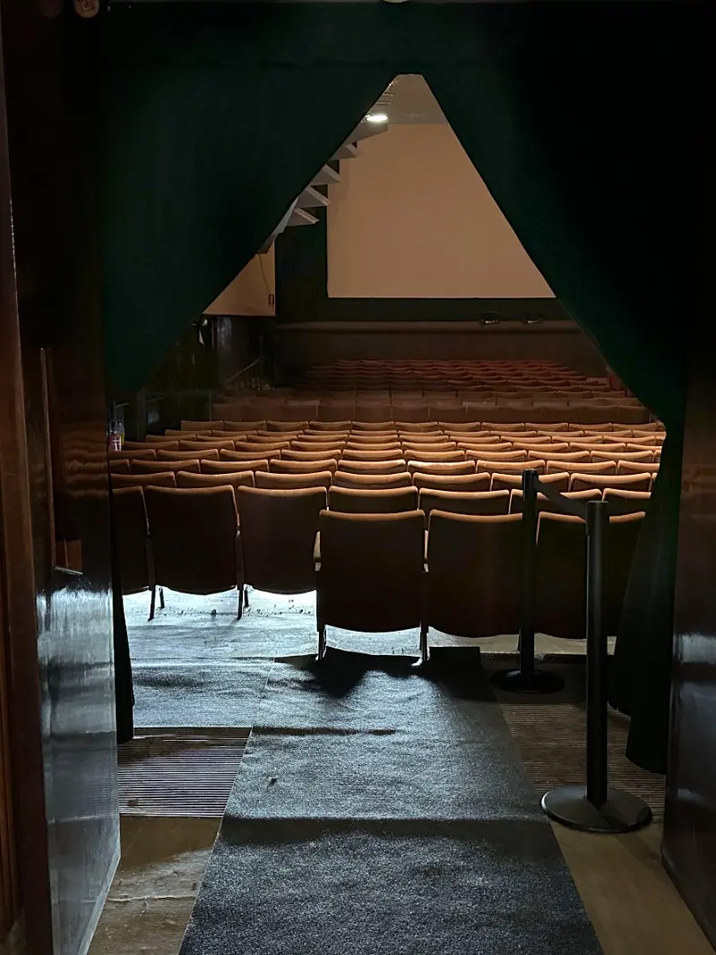 La platea dell'ex cinema Altino (foto Agenzia Bianchi)