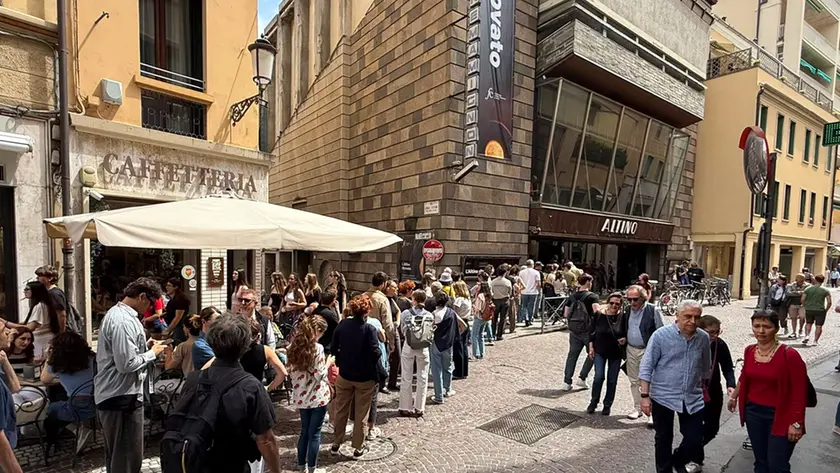 La coda fuori dal cinema Altino
