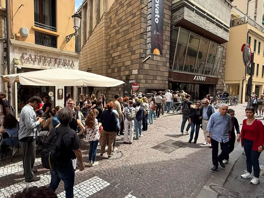 La coda fuori dal cinema Altino