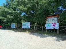 Gli striscioni apparsi nella staccionata che delimita l'area di parcheggio