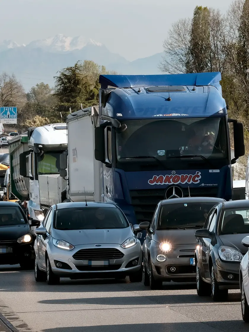 Traffico lungo la statale del Santo di Padova