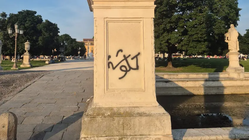 Una delle colonne vandalizzate in Prato della Valle, Padova