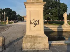 Una delle colonne vandalizzate in Prato della Valle, Padova