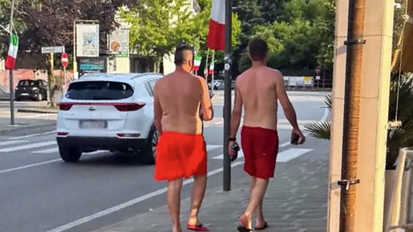 Turisti in costume e ciabatte in centro a Montegro