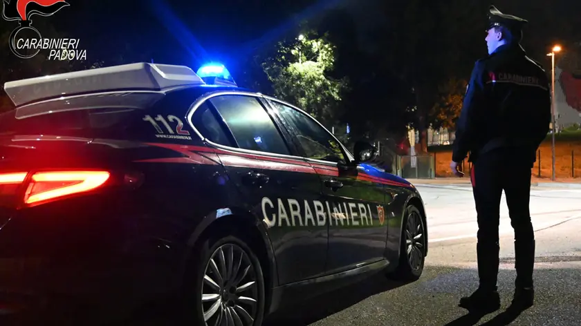 Cerca di sedare una rissa per un monopattino: inse