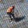 Operai edili al lavoro sotto il sole in un cantiere