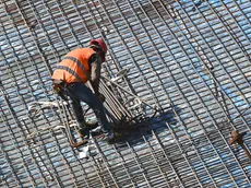 Operai edili al lavoro sotto il sole in un cantiere