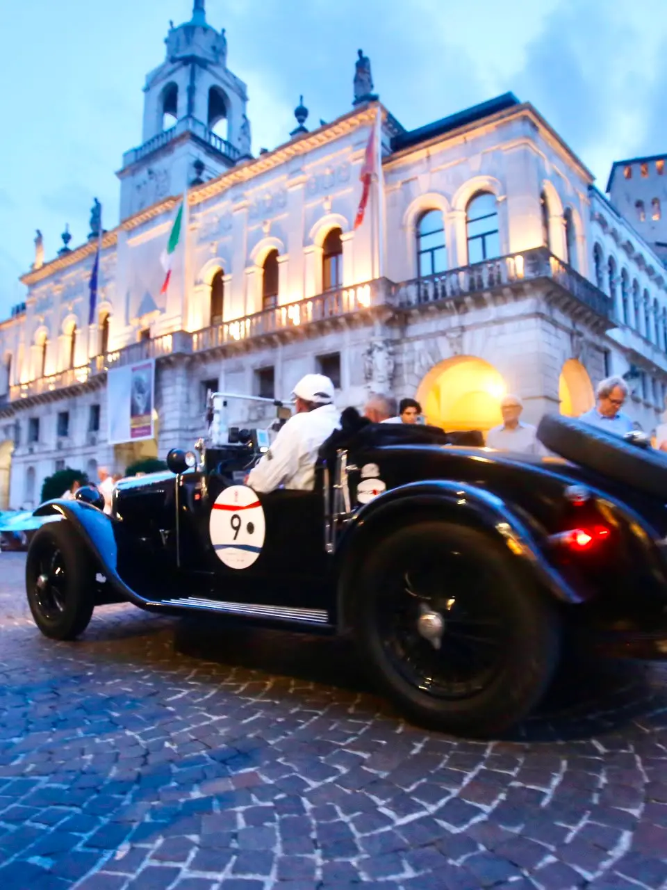 Una delle auto della 1000 Miglia in centro a Padova (foto Bianchi)