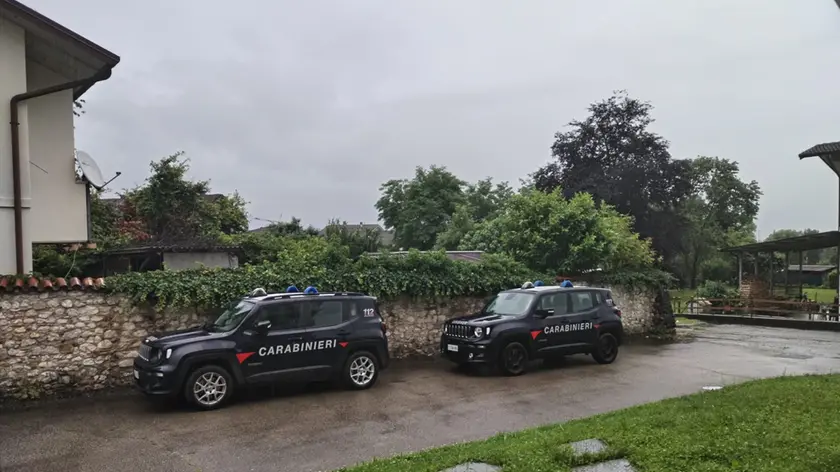 I carabinieri fuori dall'abitazione della coppia