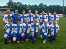 La squadra della Nazionale italiana di calcio delle suore schierata in campo a Caneva