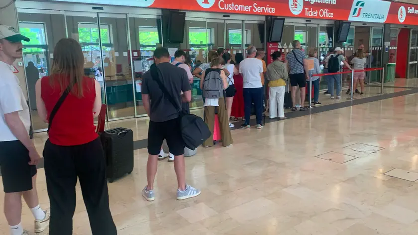 Lunghe code alle biglietterie in stazione a Padova