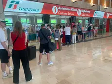 Lunghe code alle biglietterie in stazione a Padova