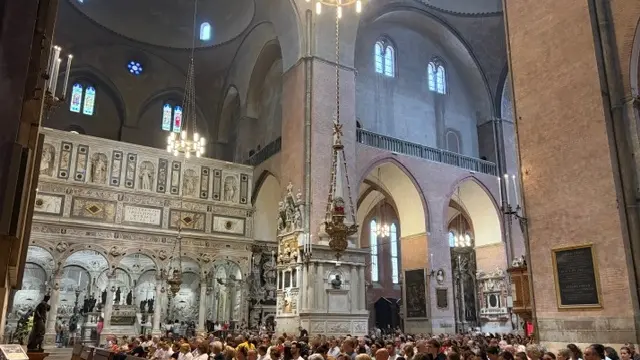 Fedeli nella Basilica del Santo