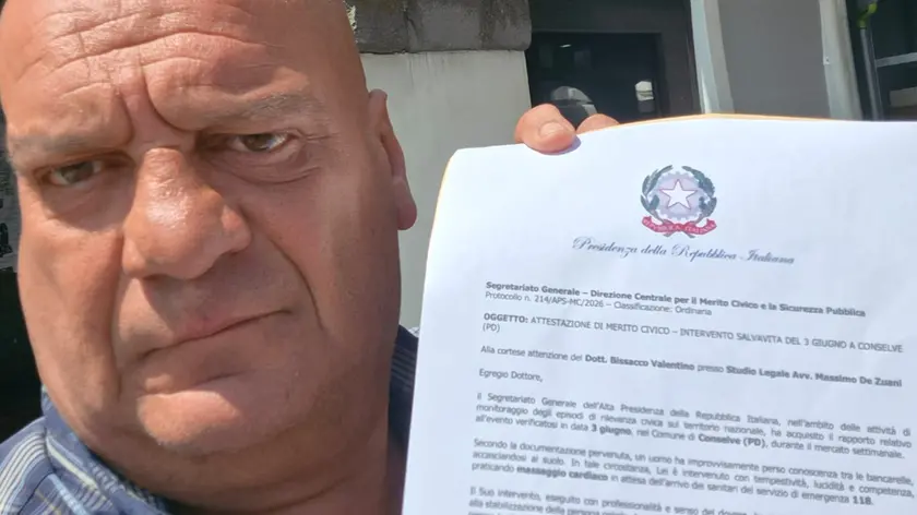 Valentino Bissacco con l'encomio risultato falso