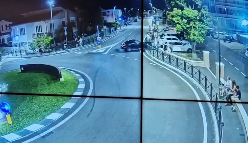 Il momento dell'impatto tra l'automobile e la ringhiera
