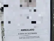 L'epigrafe con l'annullamento del funerale
