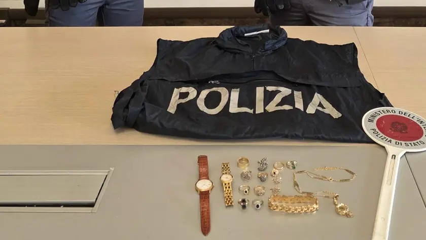I gioielli sottratti all'anziana dal finto maresciallo e recuperati dalla polizia