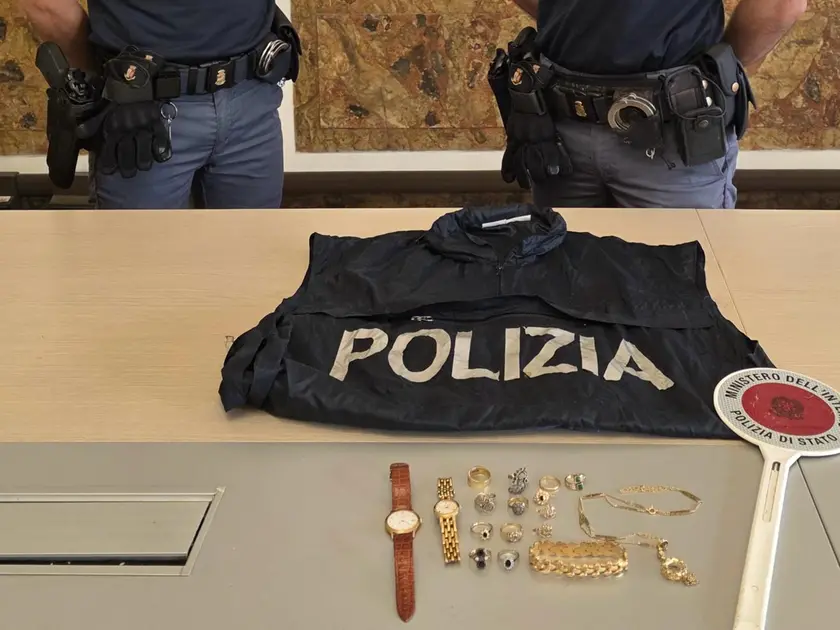 I gioielli sottratti all'anziana dal finto maresciallo e recuperati dalla polizia