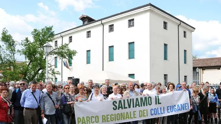 Una manifestazione di protesta davanti alla sede del Parco Colli a Este