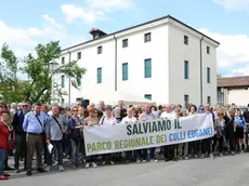 Una manifestazione di protesta davanti alla sede del Parco Colli a Este