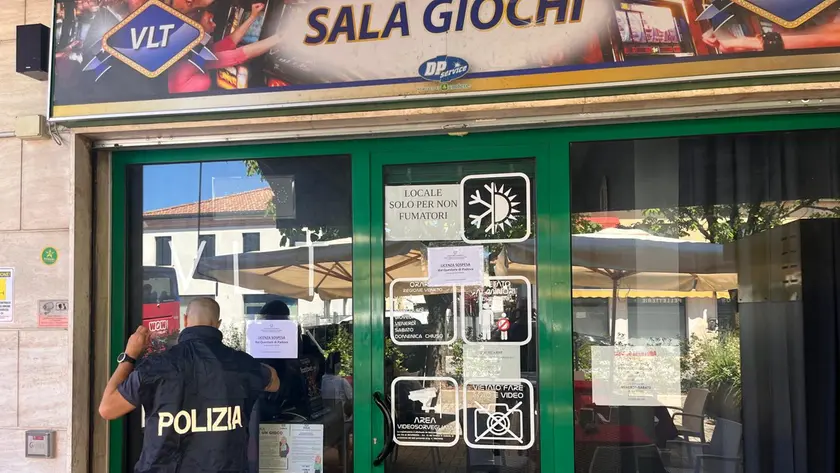 La polizia chiude una sala slot