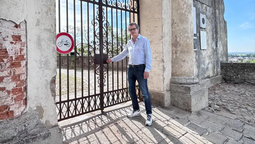 Il sindaco Franco Ennio provvede all’apertura del percorso