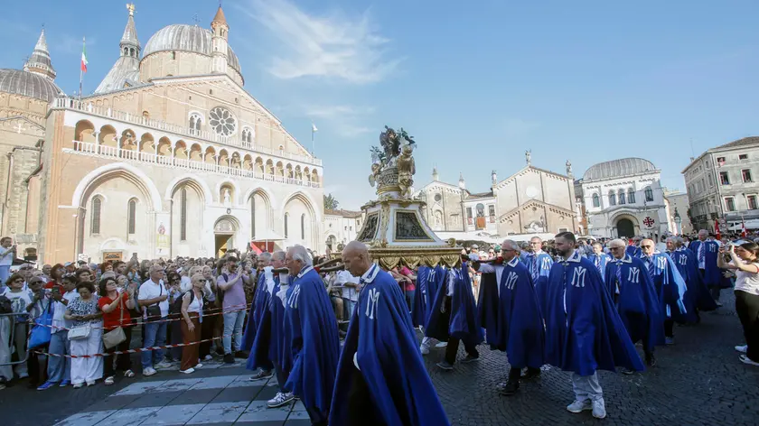 https://images.mattinopadova.it/view/acePublic/alias/contentid/1rrqse81yvyq9tsi9w5/0/copia-di-copy-of-zanetti-agenzia-bianchi-padova-processione-del-santo.webp?f=16%3A9&amp;w=840