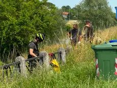I vigili del fuoco sull'argine del Malgher dove si sta cercando il corpo di Chiara Guerra (foto Fioretto)