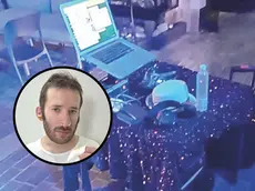 Nel tondo Flavio Lacagnina, a destra l’attrezzatura del dj danneggiata dall’aggressore