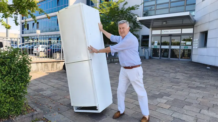Il vicesindaco con il frigo