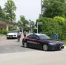 Un’auto dei carabinieri nei pressi dell’obitorio di Portogruaro, dove è stata portata la salma