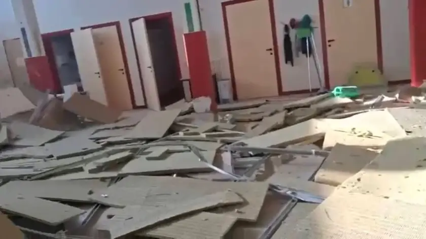 Il controsoffitto crollato della scuola primaria “Savio” di Terraglione, a Vigodarzere