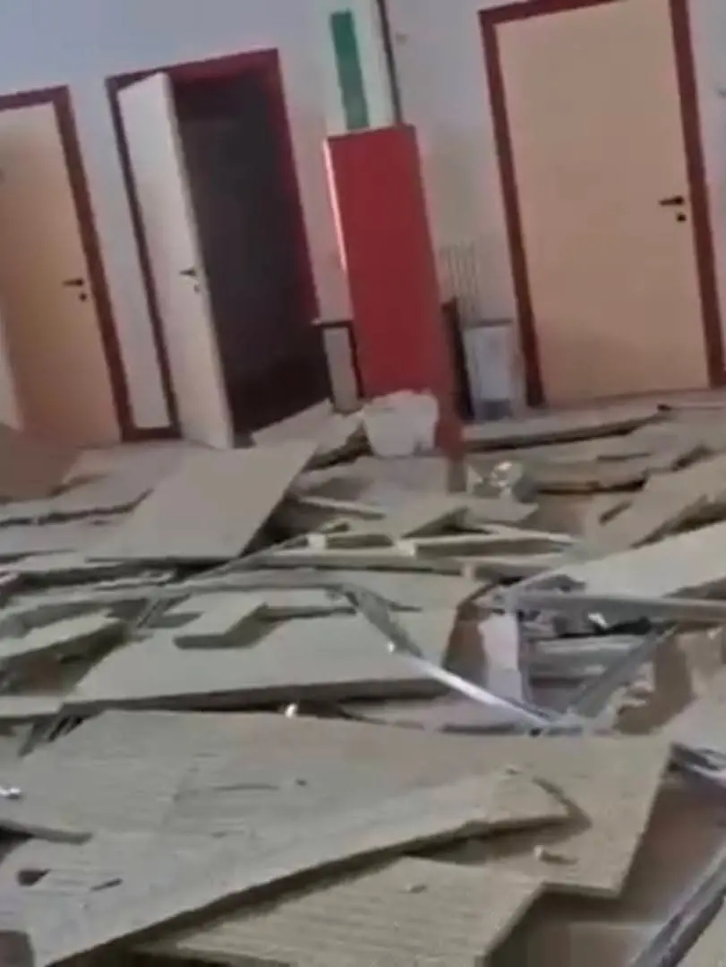 Il controsoffitto crollato della scuola primaria “Savio” di Terraglione, a Vigodarzere