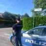 Un agente della Volante in via Battistel a Treviso