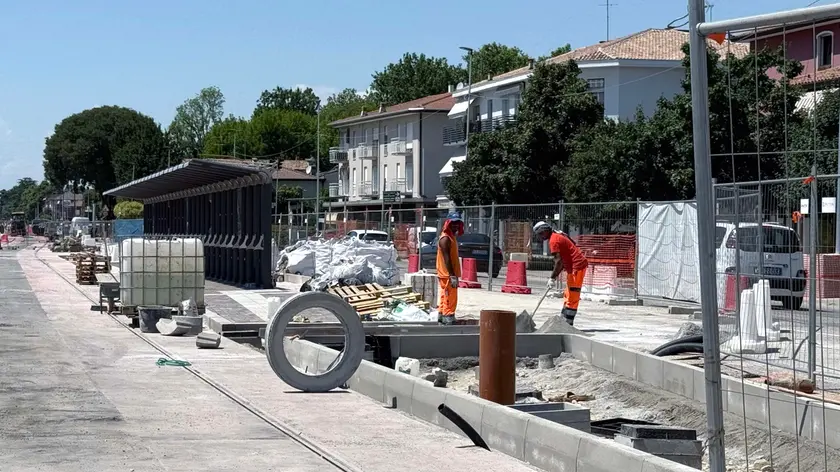 Operai al lavoro nei cantieri del tram