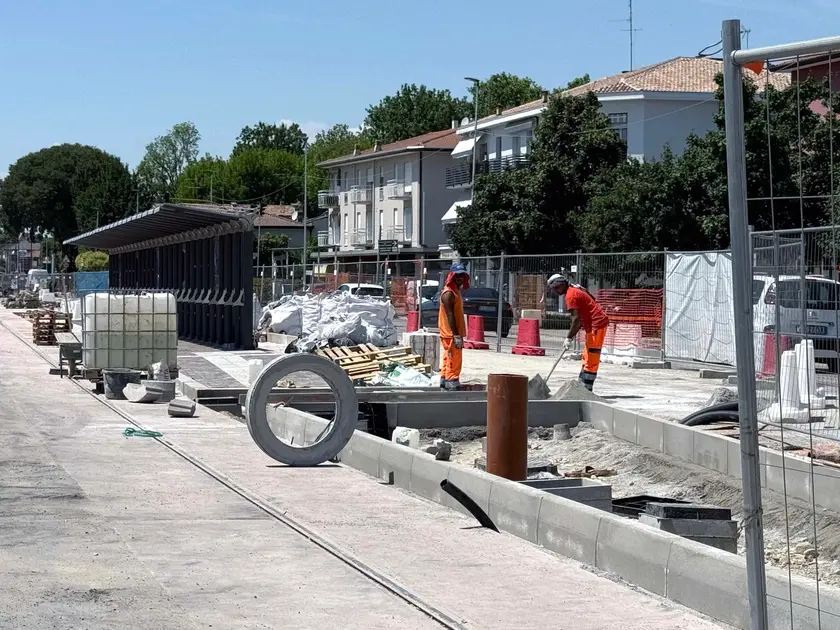 Operai al lavoro nei cantieri del tram