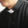 Un sacerdote. Due preti risarciti per l'accusa infondata di abusi sessuali