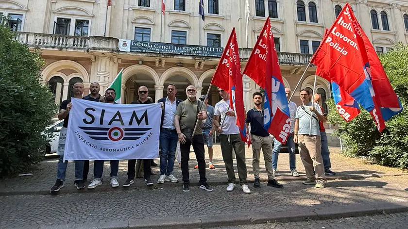 Sicurezza, protesta davanti alla Prefettura: sindacati denunciano carenza di personale