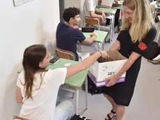 La consegna dei cellulari prima della prova scritta (Foto Petrussi)