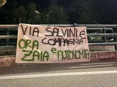 Lo striscione apparso nella notte