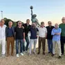 I partecipanti alla cerimonia davanti al monumento dedicato a Massimo Mazzetto