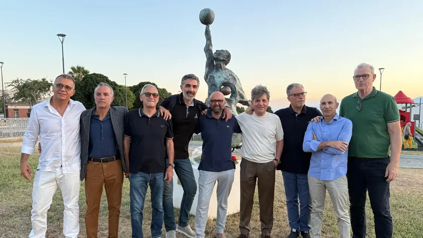 I partecipanti alla cerimonia davanti al monumento dedicato a Massimo Mazzetto