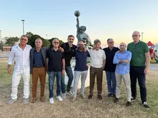 I partecipanti alla cerimonia davanti al monumento dedicato a Massimo Mazzetto