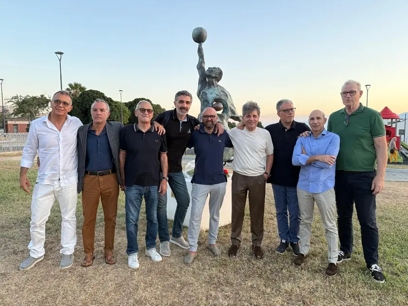 I partecipanti alla cerimonia davanti al monumento dedicato a Massimo Mazzetto
